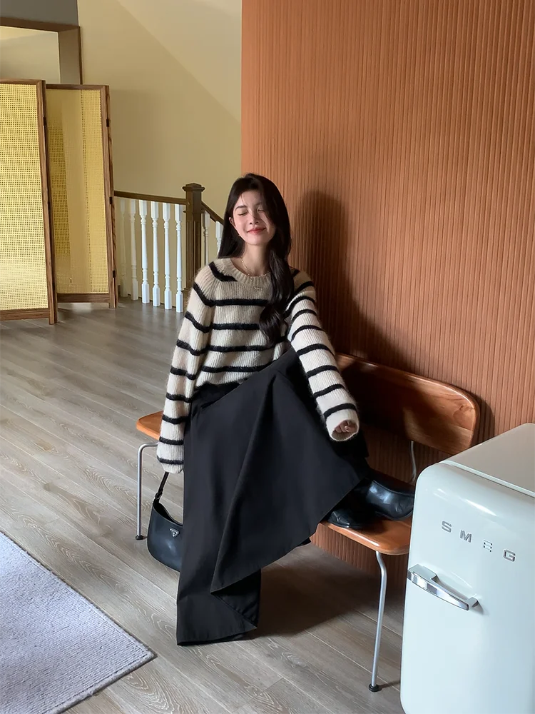 膝丈のスカートはどんな感じ？Aラインで春を彩る、多層パッチワークの黒スカートが今、注目されている