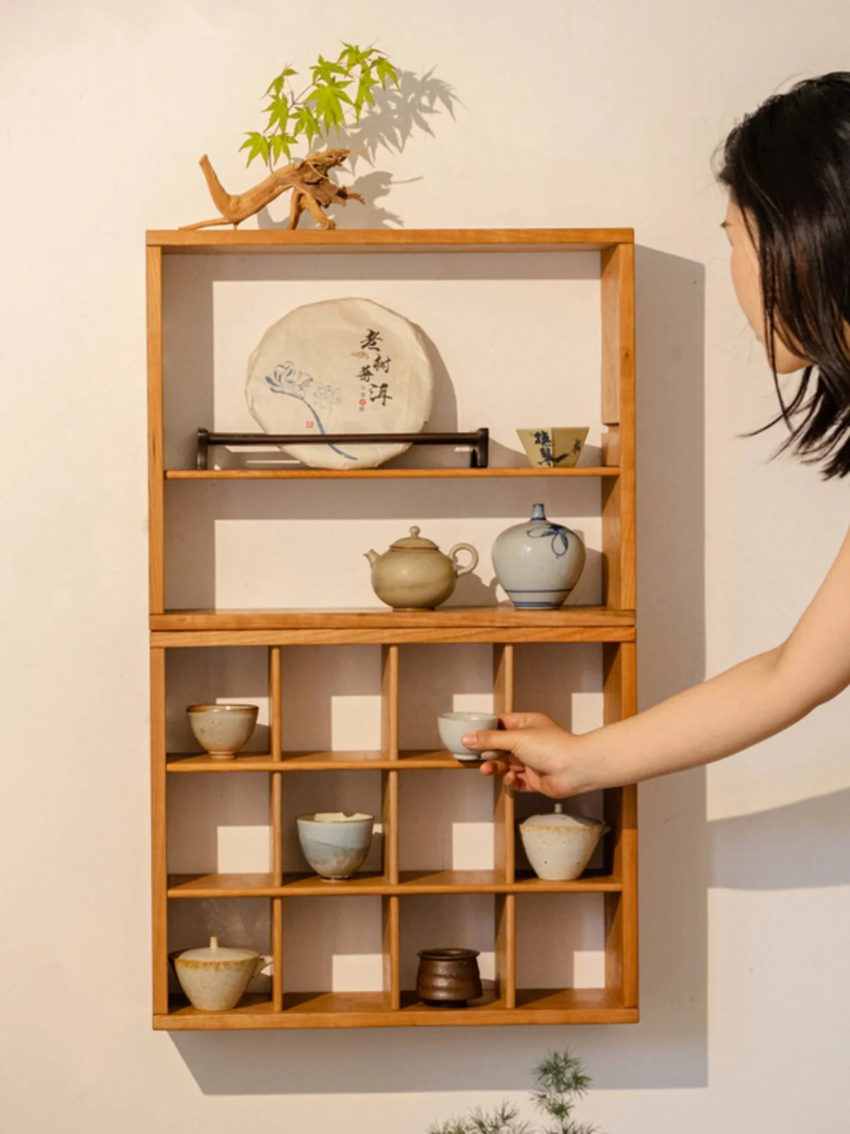 無垢材製壁掛け格子型収納ラック：新中式デザインでティーカップを美しく展示