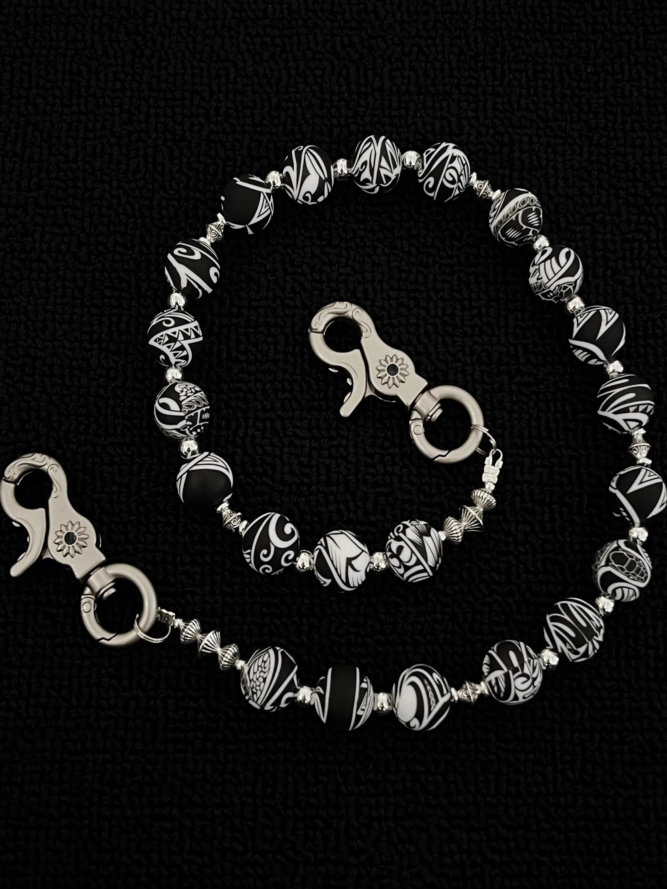 牛柄デザインのパンツストラップ：シリコンビーズアクセサリーでコーディネートを進化させる