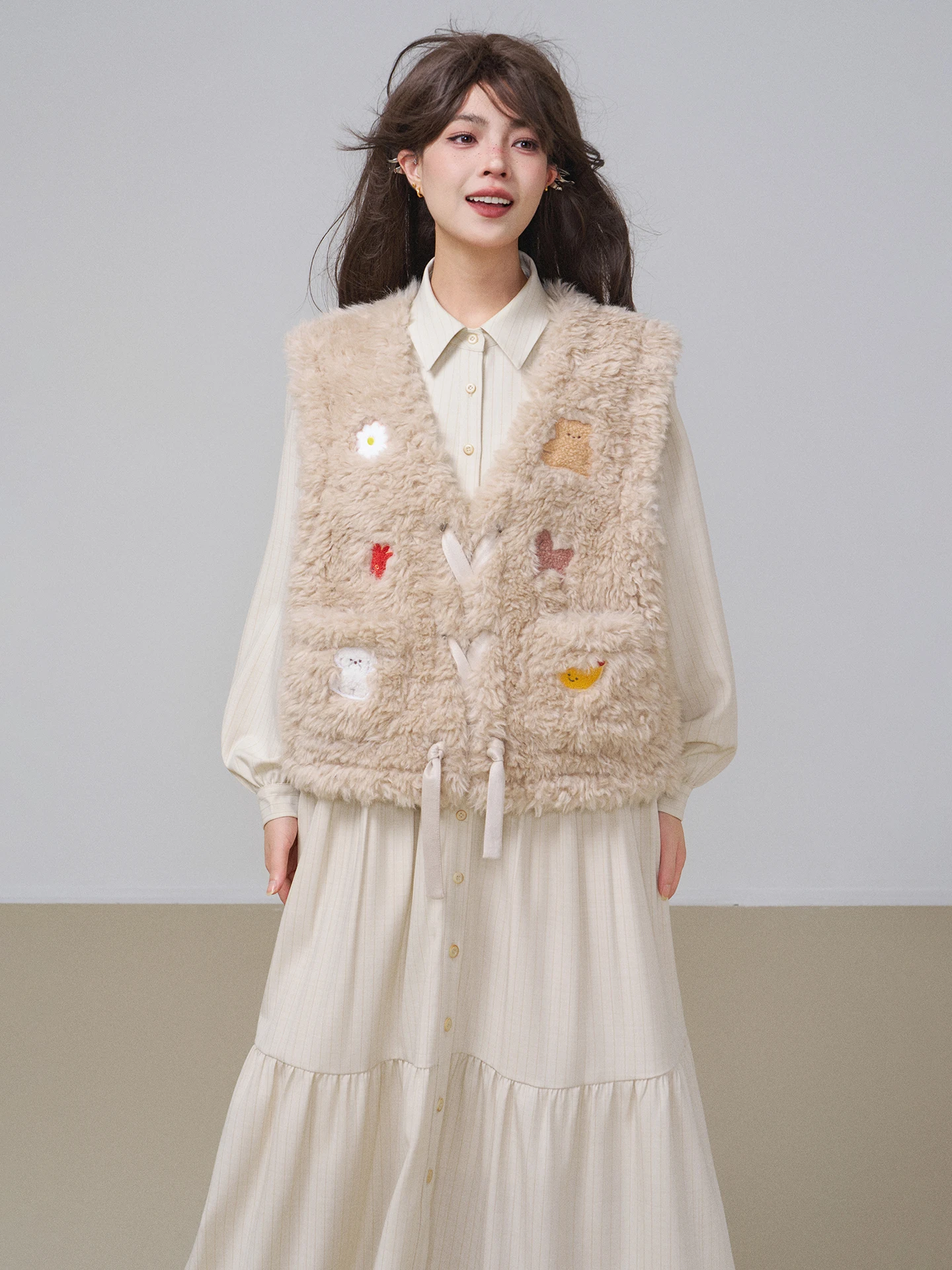 シャギーベストの特徴と実用性：カートゥーン刺繍入り羊羔毛ファーベストの詳細解説