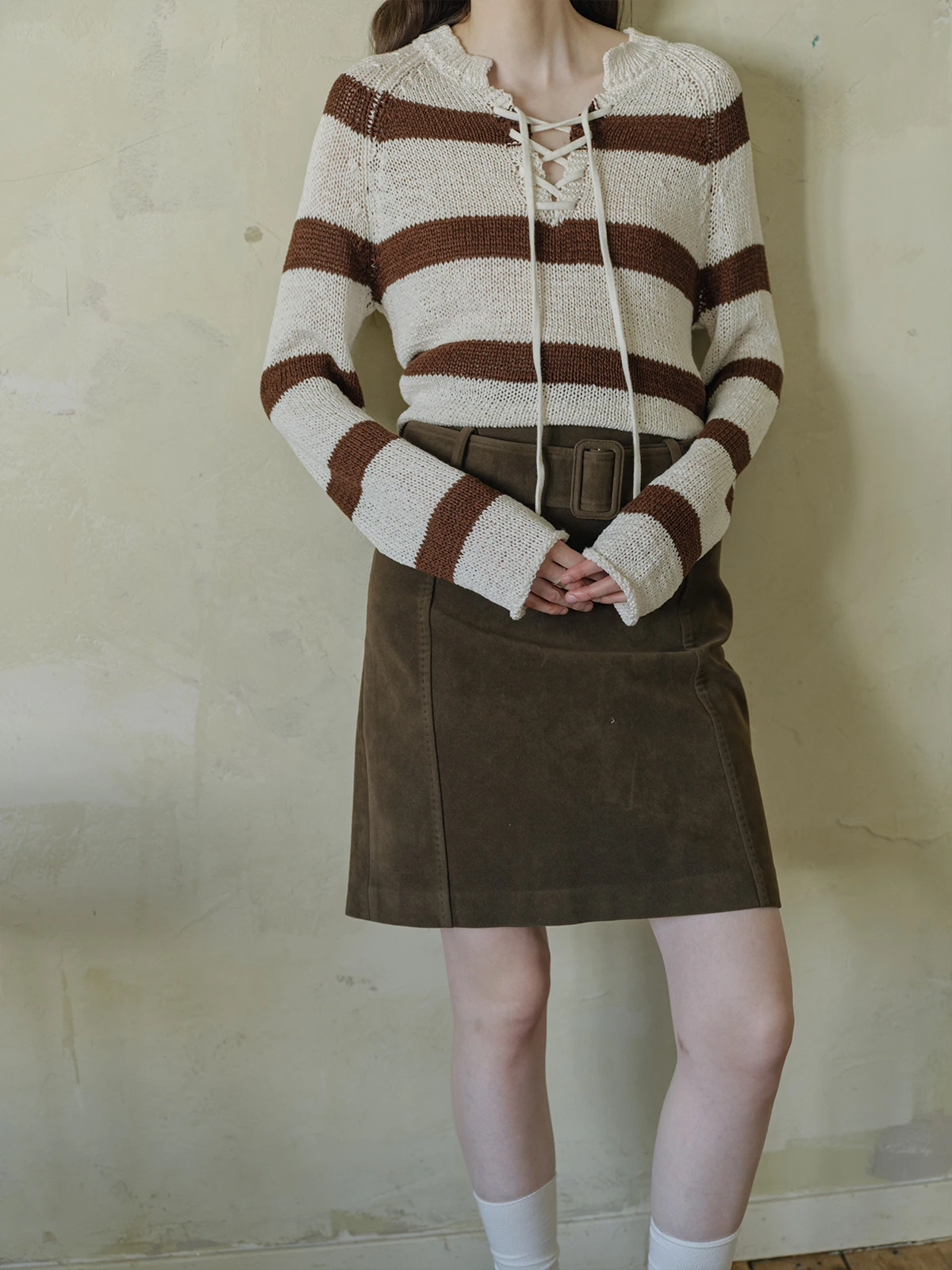 2025年秋ファッショントレンドに合うフレンチスタイルのヴィンテージスエードウエストベルト付きAラインスカート