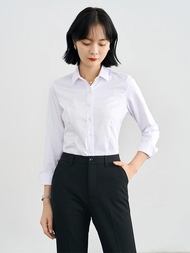 大人可愛い服 50代コーデ | 白・浅藍・黒のワイシャツによるサイズとネックタイプの特徴