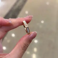 チタン製変色しない白真珠母リング【洗練デザイン・ダイヤモンド付き・エレガント・万能アクセサリー】