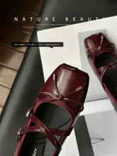 バレリーナスタイルのフラットシューズ【交差ストラップ・快適通勤用】