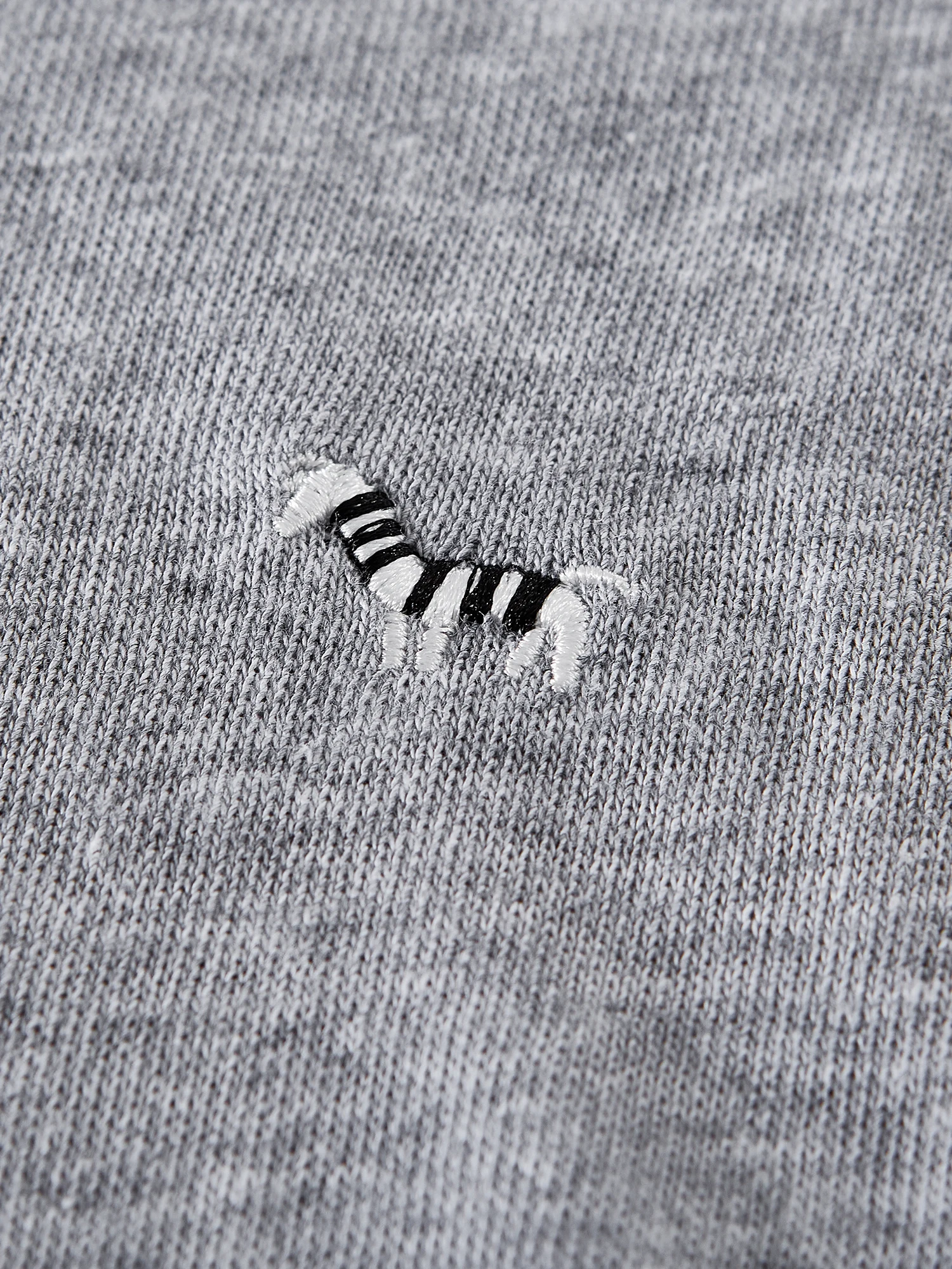 刺繍入りTシャツで着こなしをリメイクするなら、どう選ぶ？