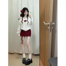 鮮やかな赤色のバラとリボン付きローウエストスカート【Aライン・シェイプアップ効果・ミニ丈】（セットアップ対応）