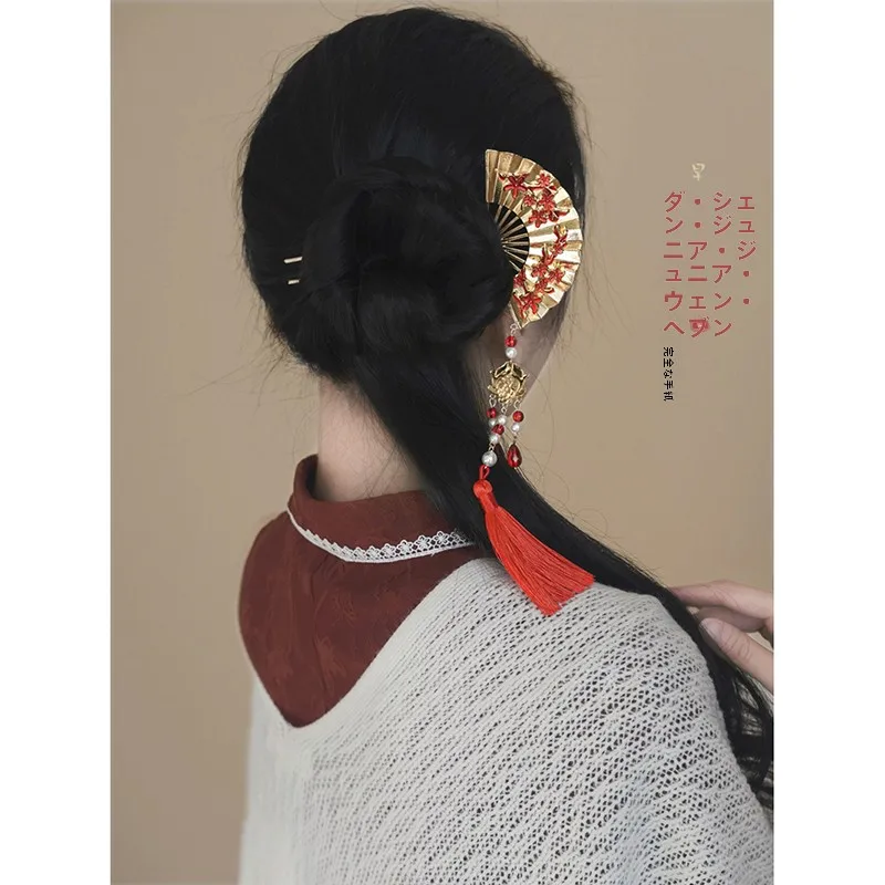 お宮参りにぴったりの髪飾りは？赤い扇子型ヘアピンがなぜ人気なのか