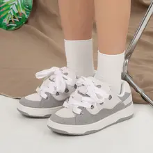 冷粘着のスエード風スケートシューズ【グレーとホワイトのバイカラー・ユニセックス】