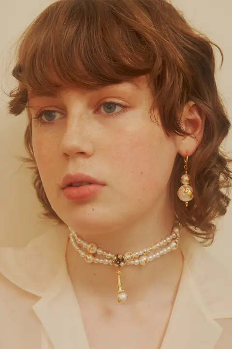 美しいデザインの金缮風フェイクパールフックイヤリング【ゴルフ型・アートスタイル】