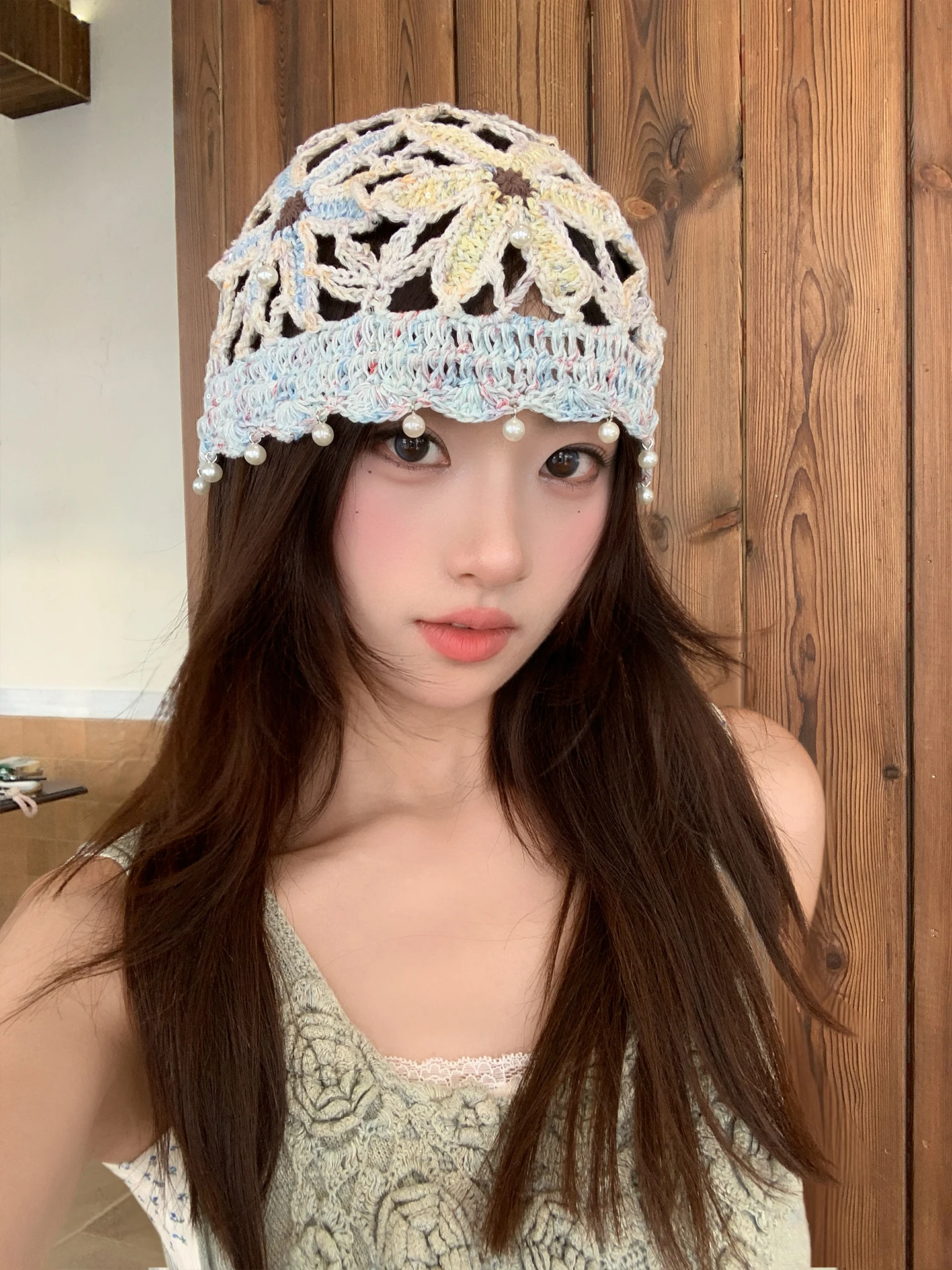 手編みパールフラワー帽子：おしゃれなカラーで夏のファッションを演出