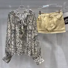 春季新作おしゃれなフリルネックヒョウ柄シフォンシャツ【PUレザーミニスカート・女性用】（セットアップ対応）