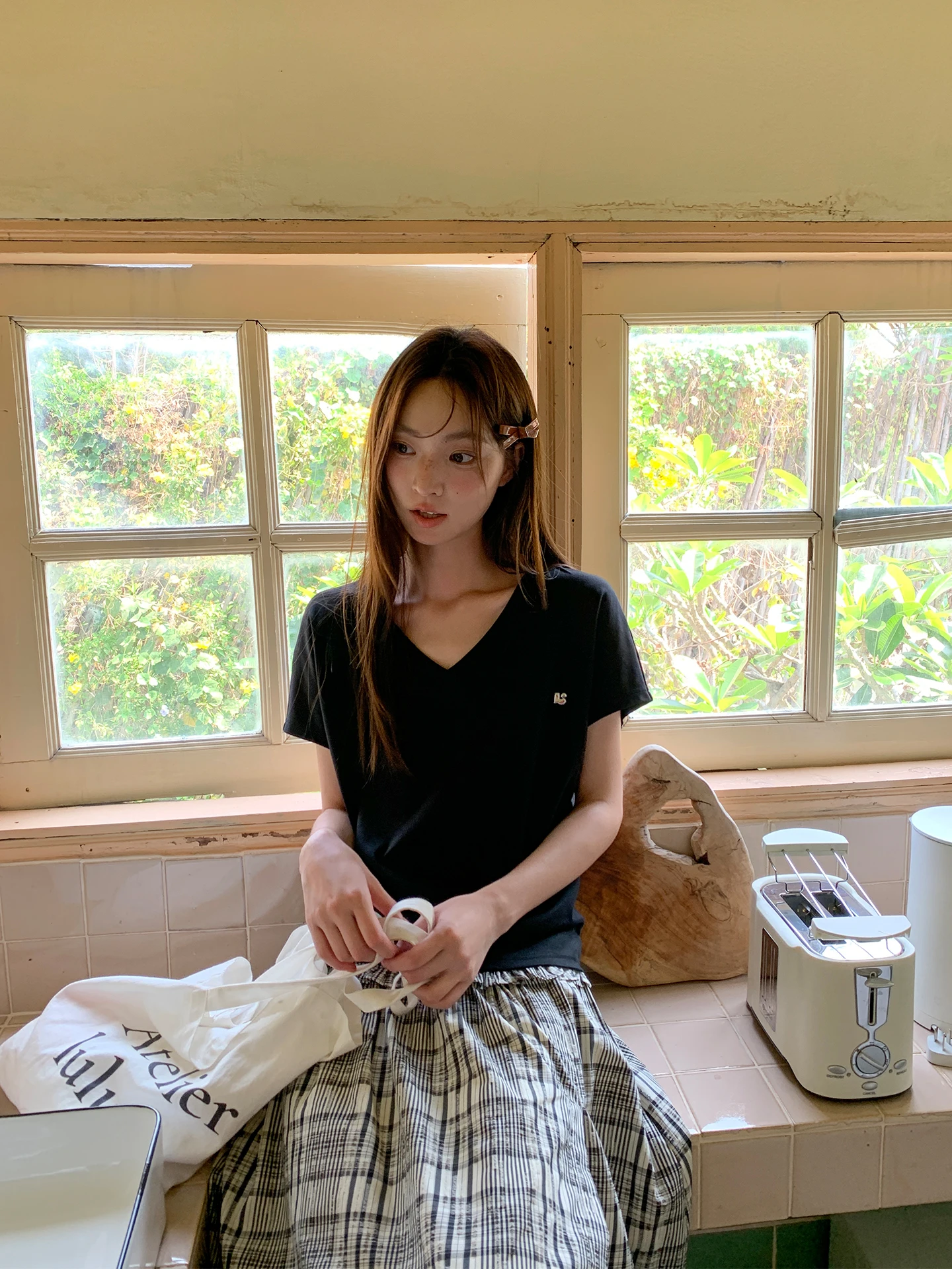 40  代の女性にぴったりなカジュアルコーデは、黒のVネックTシャツで決まる？