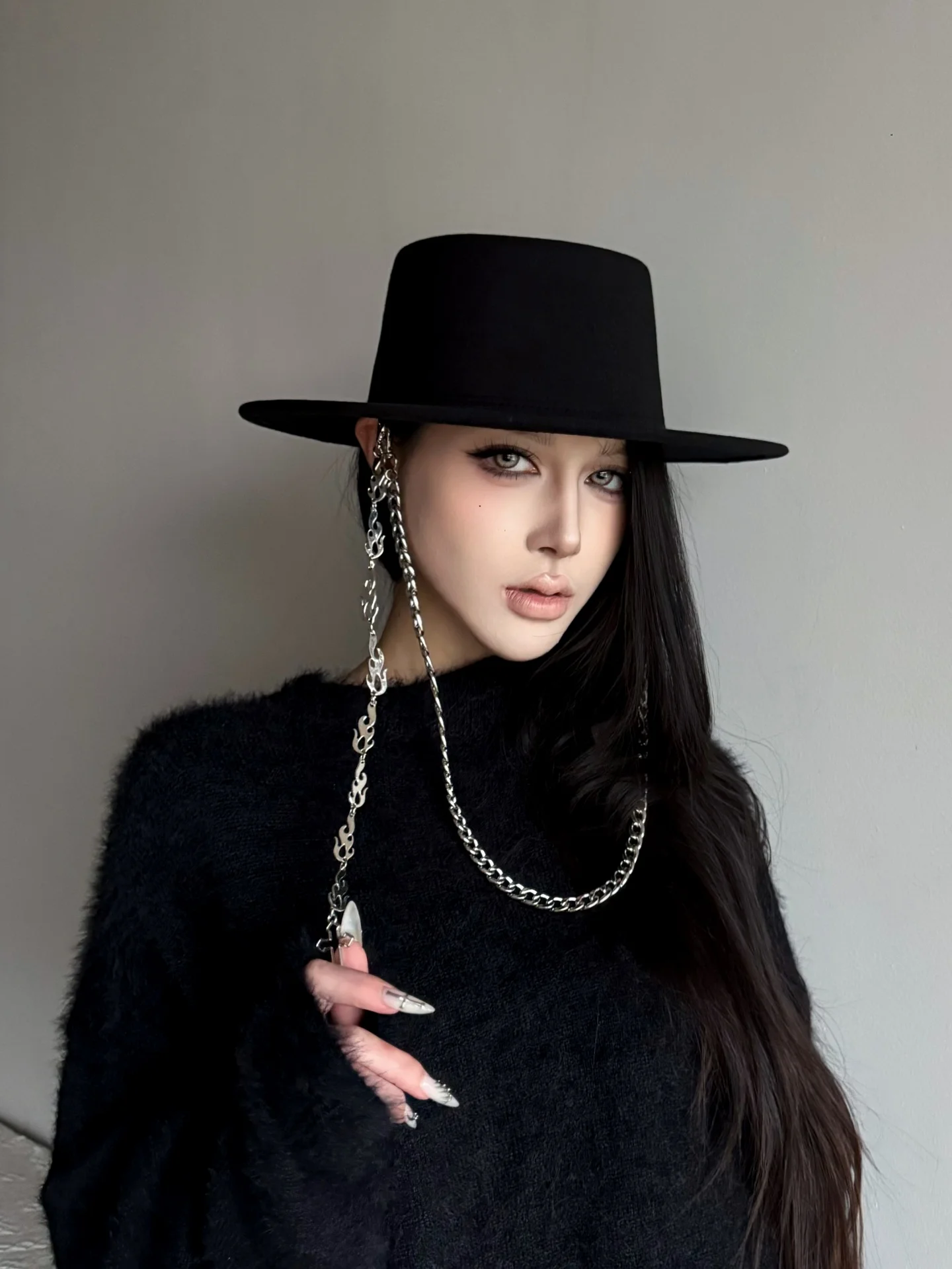 顔でかい 帽子 って どんなスタイル？ゴシック風の大帽子が、中年女性の秋のファッションを救う理由