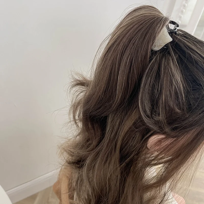 ポニーテールの垢抜けと後れ毛対策に最適なミディアムサイズヘアクリップ