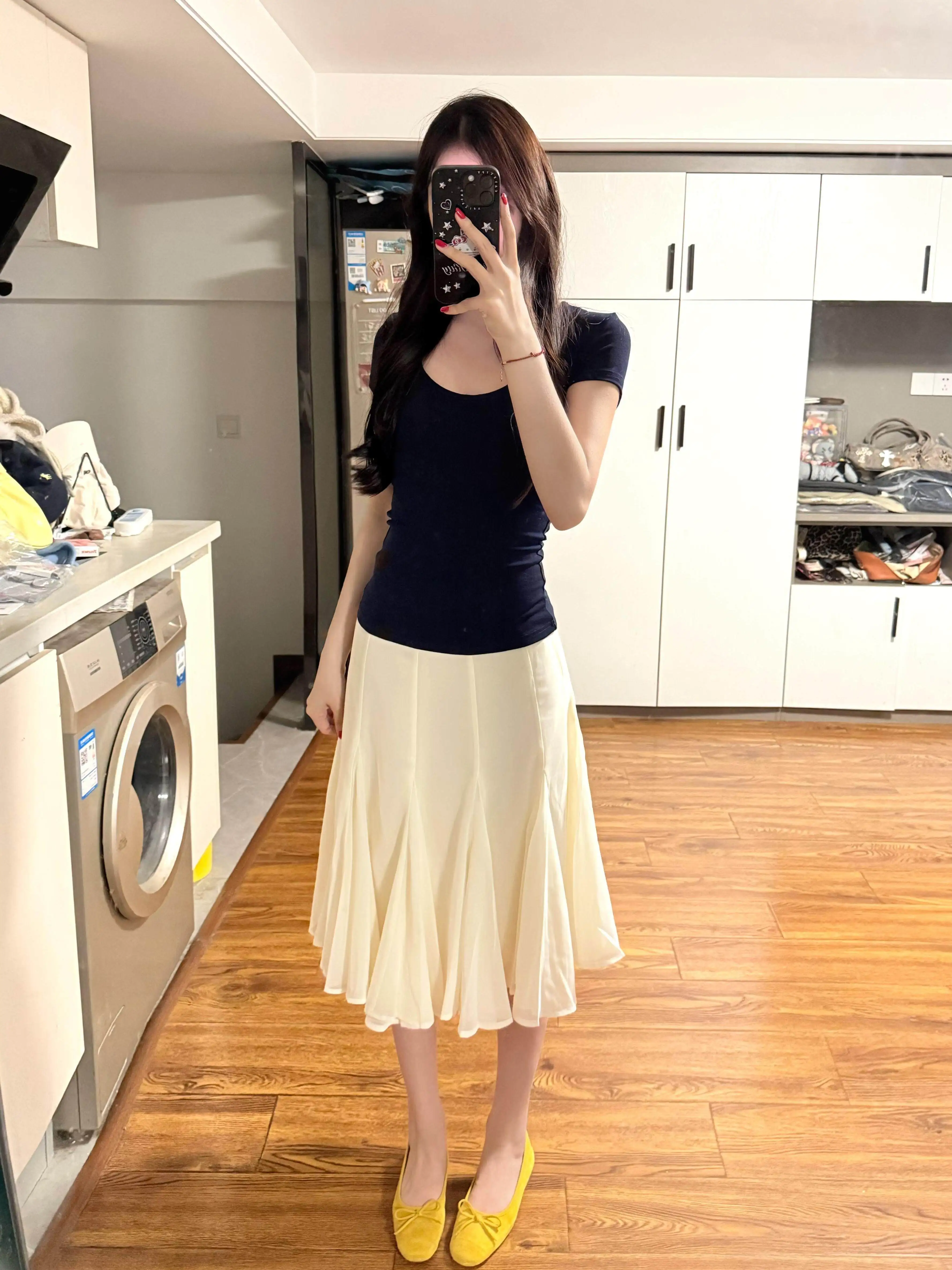 30代の女子会コーデで悩むなら、この杏色のスカートが救う理由は？