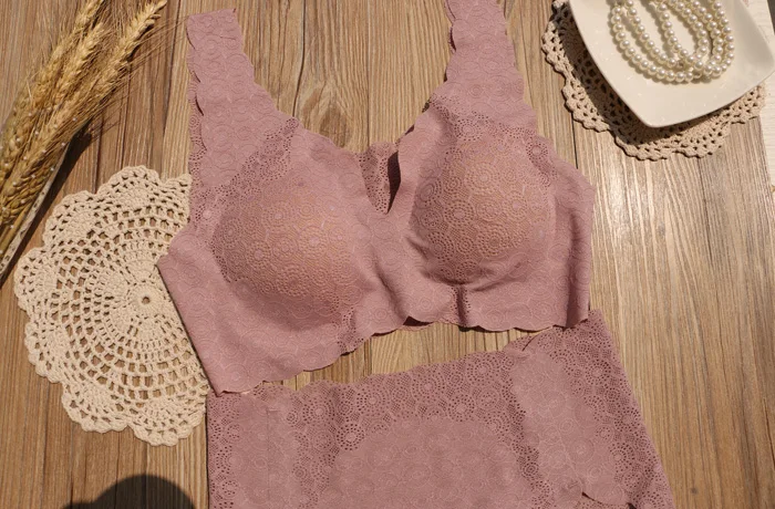 透かしデザインのノンワイヤーブラジャー：育乳とナイト用途に最適な補正スタイル