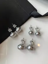 シルバーグレーの扁平ラウンドパールピアス【フランススタイル・女性用】