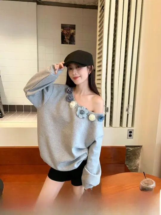 秋季にぴったりな立体花デザインのゆったりフィット長袖トップス【斜め肩デザイン・女性用】