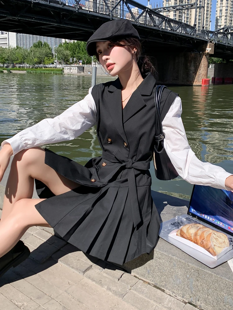 40代の披露宴や忘年会に着る服は？高級感と実用性を両立するブラックスーツドレスの選び方