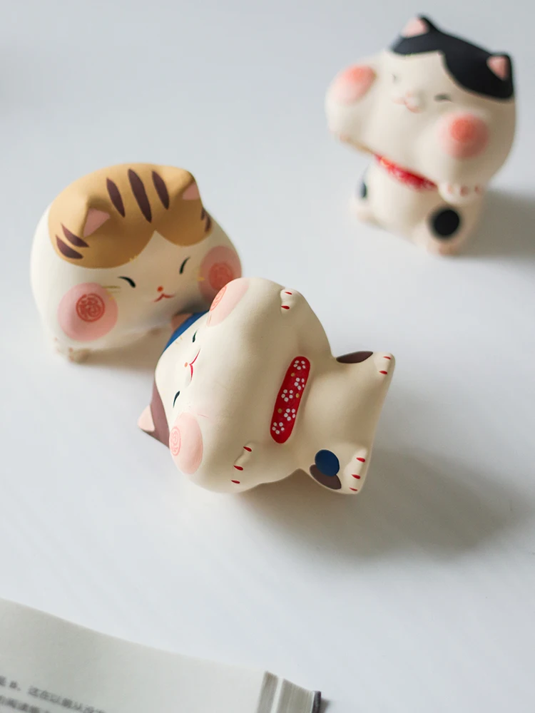 手作り陶製猫と柴犬のカーアクセサリー：インテリア小物としての実用性とデザイン性