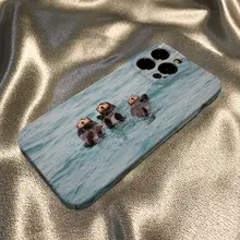iPhone 16 Pro Max対応 三匹のカワウソデザインスマホケース【防摔・フルカバー・マット仕上げ】
