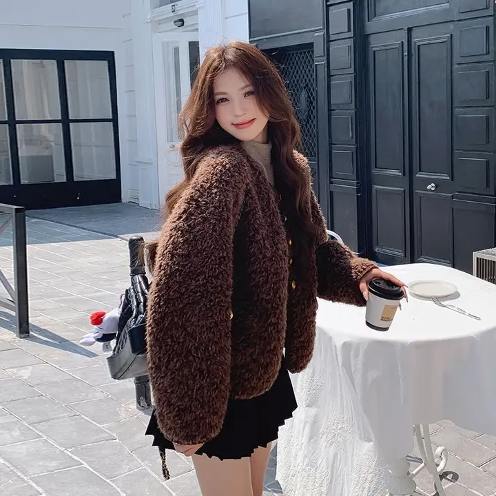 ブラウンのレトロラムウールコート【ショート丈・厚手・ラウンドネック・冬用】