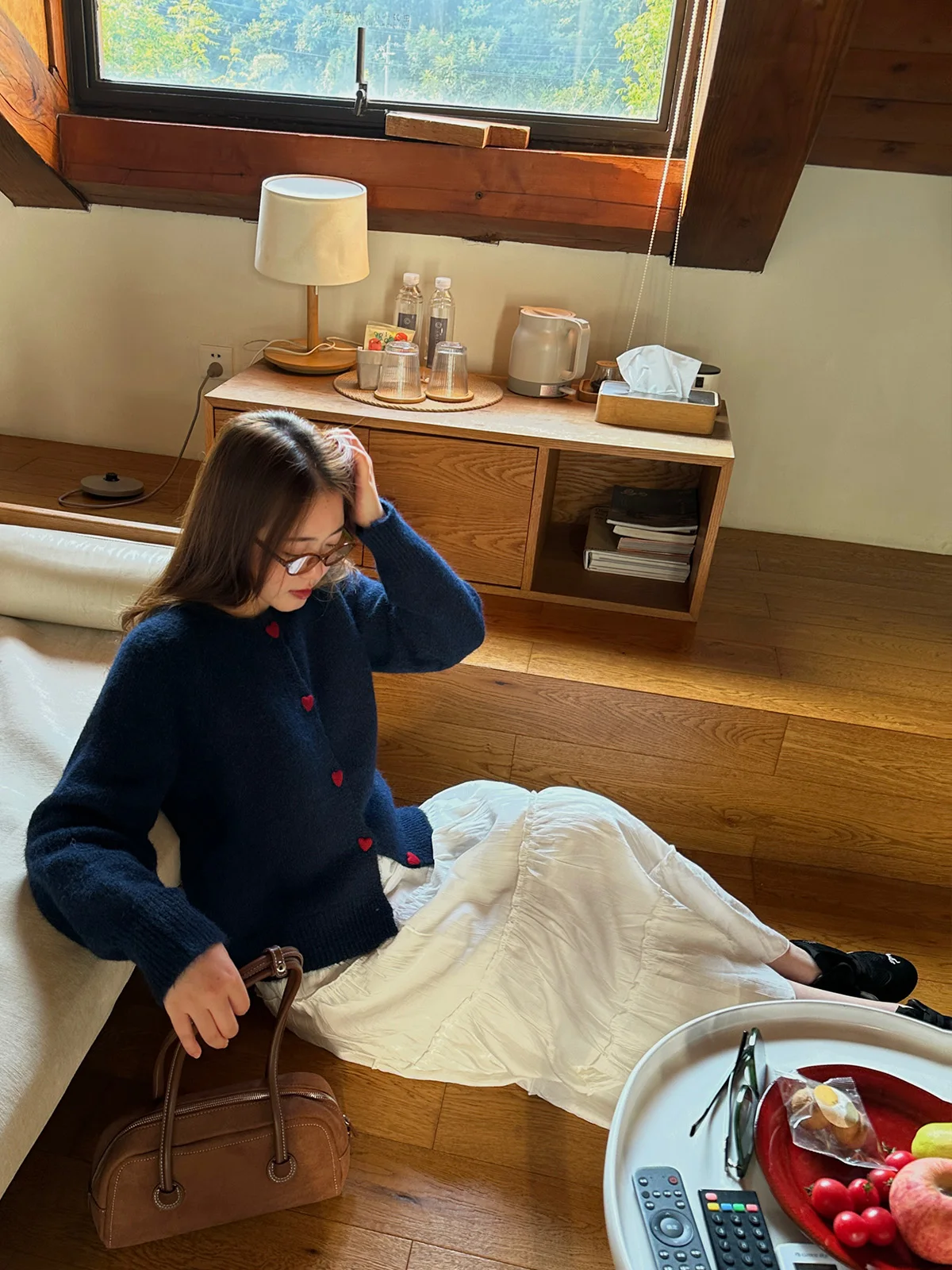 大人可愛い服 40代コーデの完全ガイド｜ハートボタンニットの選び方と着こなし