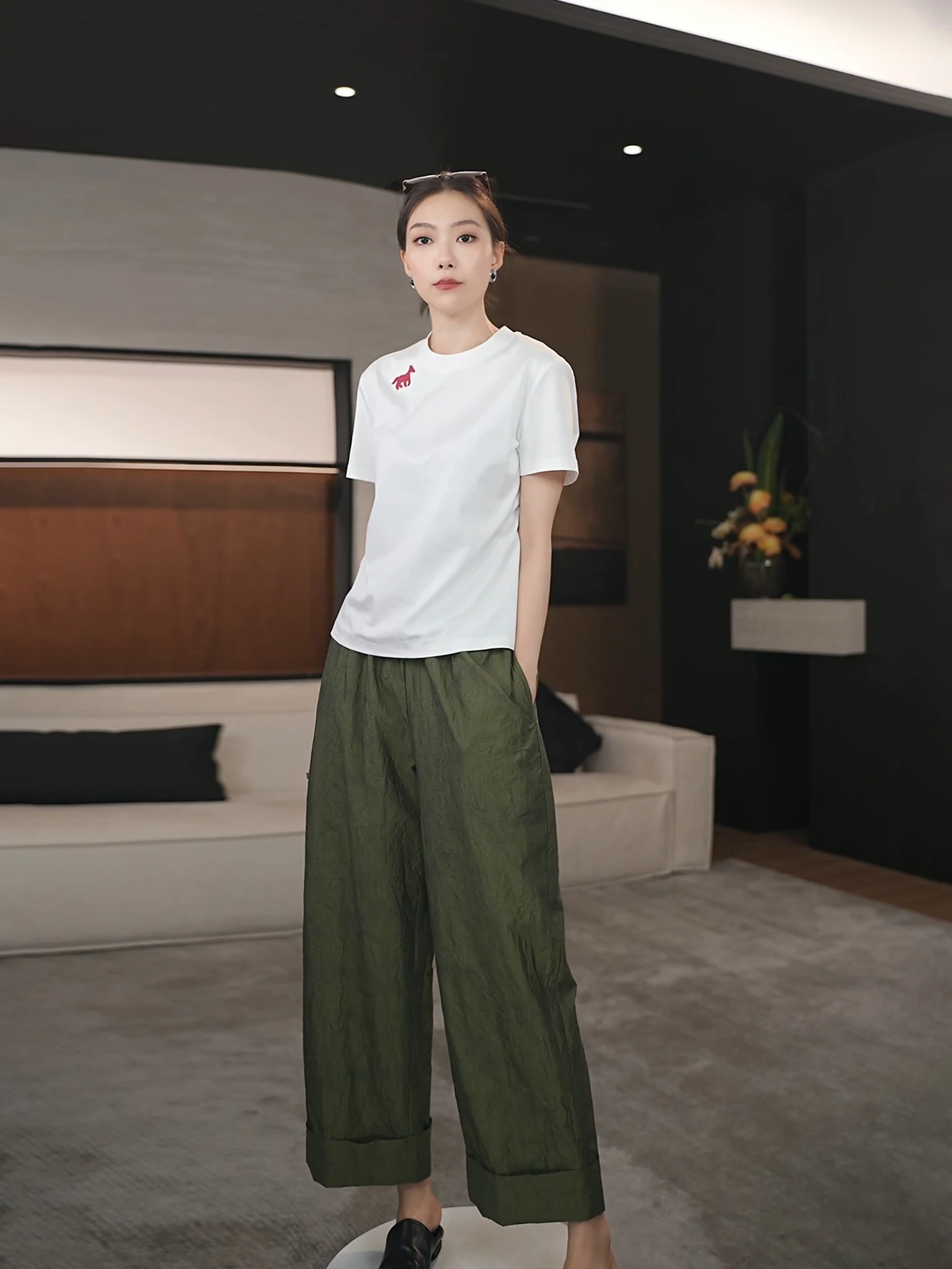 刺繍デザインの白いコットン短袖Tシャツ：レディース向けの日常使いに最適な通気性とデザイン