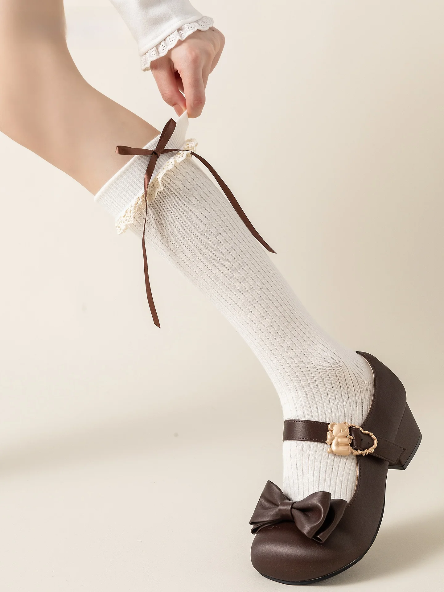 白パンプスと靴下の色合わせで失敗しない方法は？