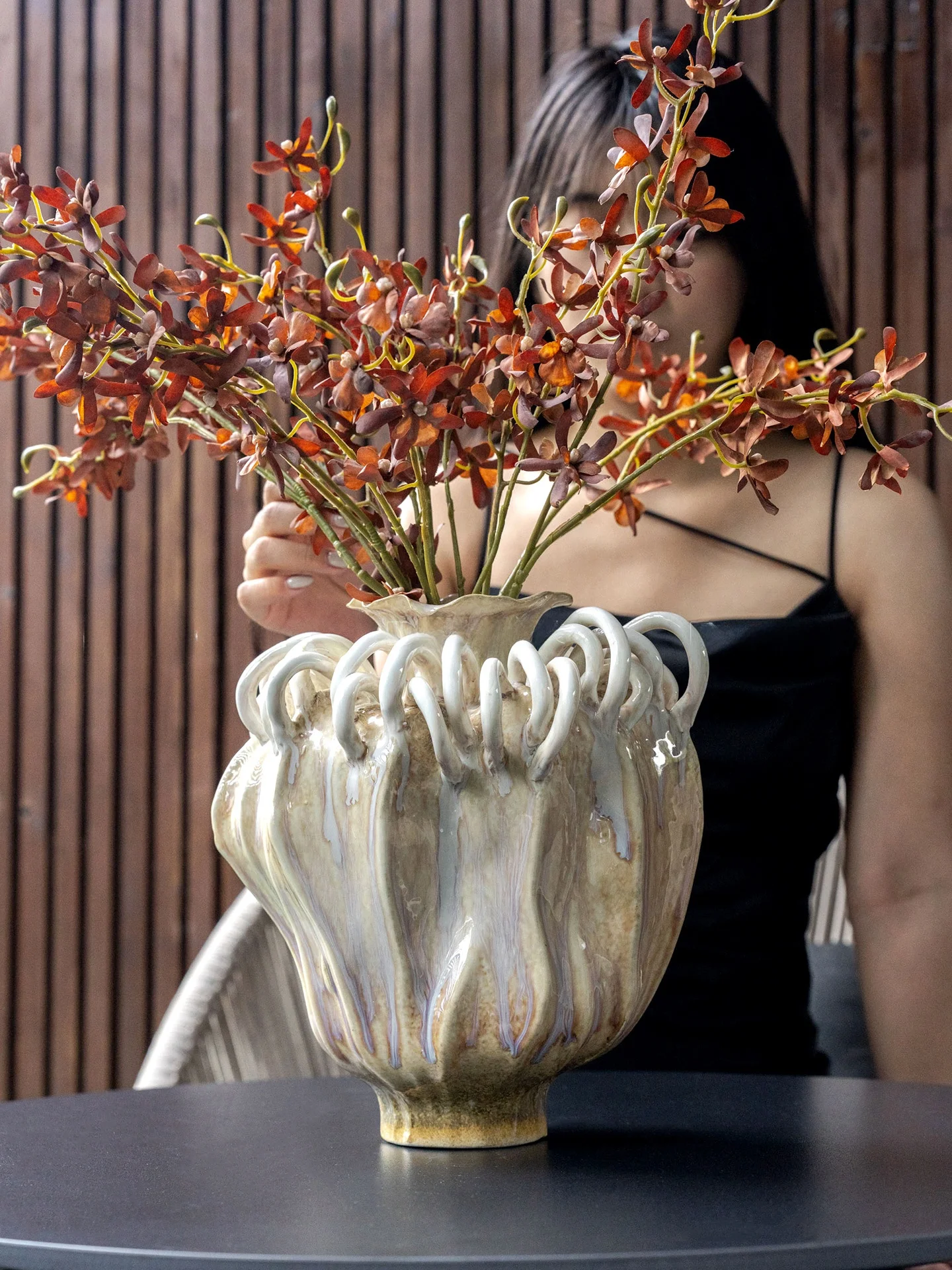 花瓶写真に何を置くのが絶対？アート感あふれる手作り花器が解決するリアルな悩み