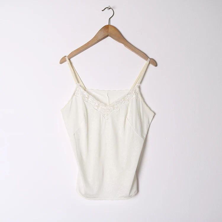 大人可愛い服 50代コーデ 完全ガイド｜レーストリムタンクトップの魅力とコーデ術