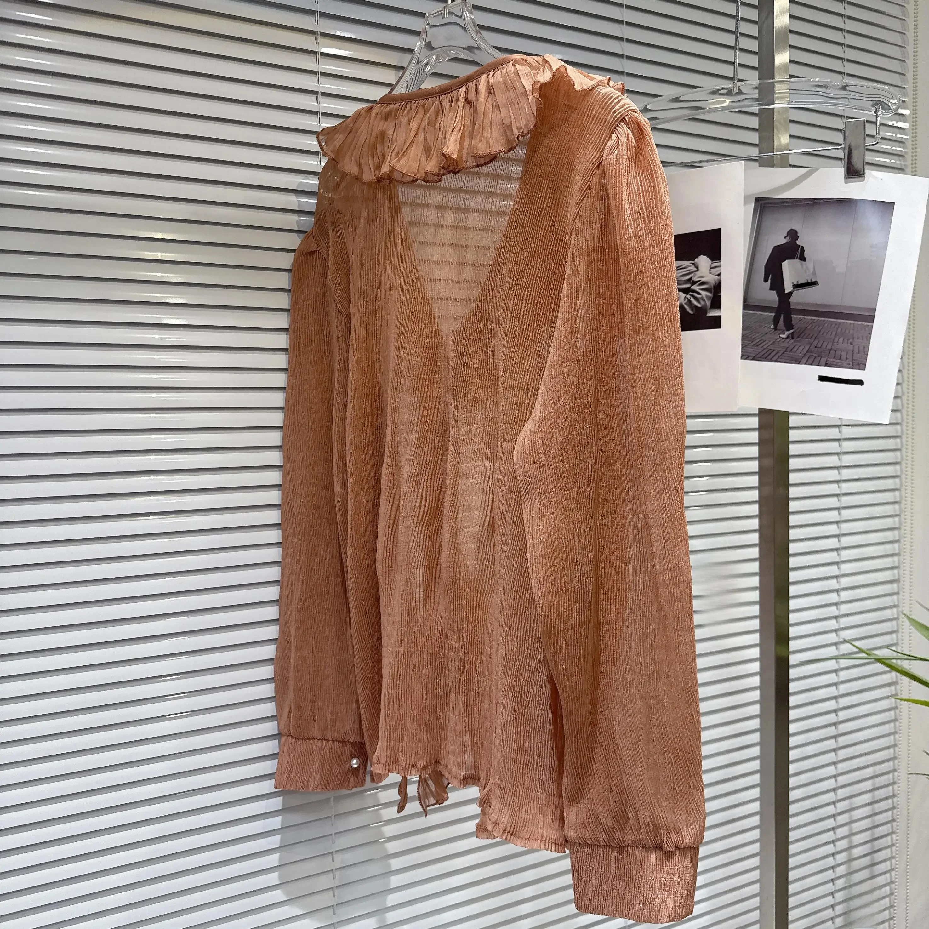 ラベンダーシャツとVネックシフォンブラウス、どちらが春のコーデに最適か？