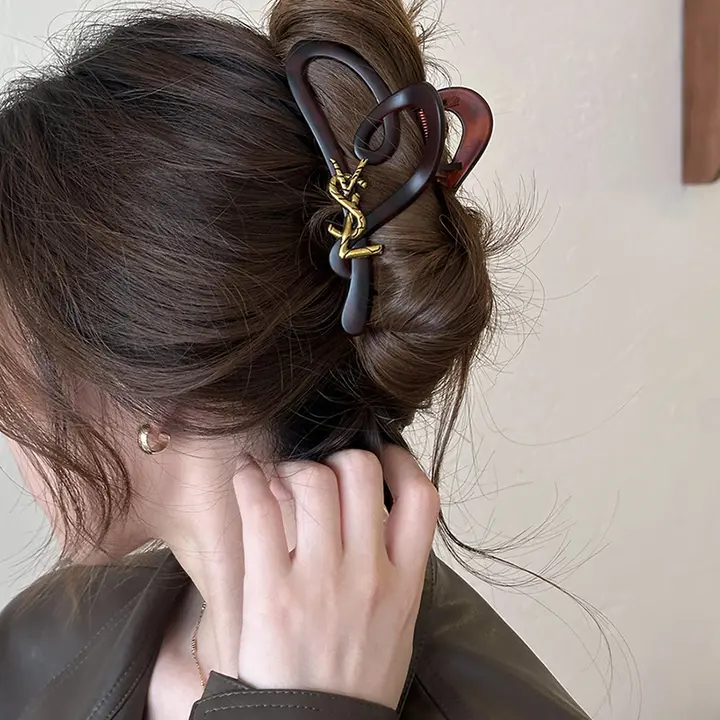 アクリル製 ハートレター 大きめサメクリップ【女性用・後頭部用・ヘアアクセサリー】