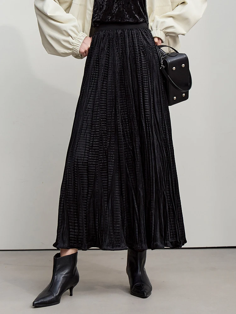 12月に着るレディース服装は、どう選ぶ？立体的なプリーツデザインのロングスカートが解決するリアルな悩み