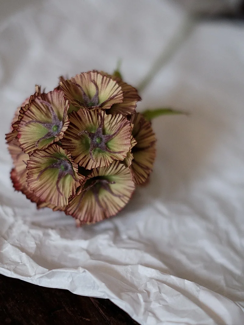 高級感あふれる偽物の花のインテリア装飾：リビング用グリーンフラワーアレンジメントの実用性と適用シーン