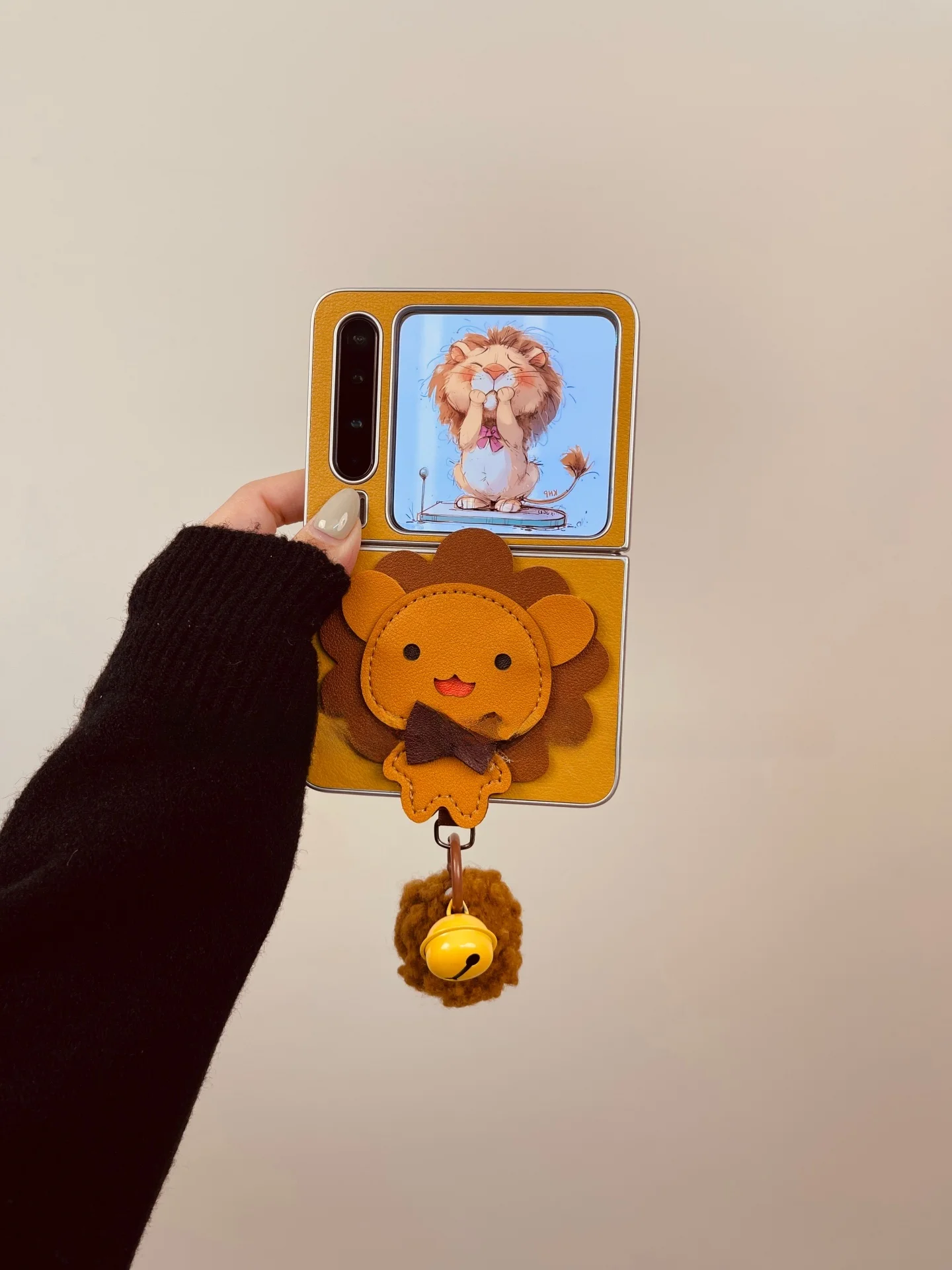 スマホケース カード入れ付き どんなのがあるの？黄くて個性的なライオンケースが通勤にぴったり！