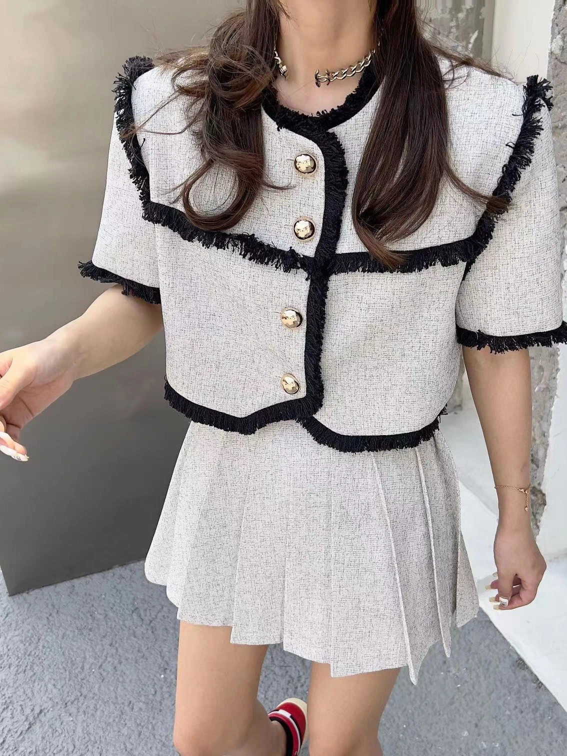 29度の日に着る服は、どう選ぶ？不規則なデザイ ンがもたらす、心地よい夏のスタイルとは