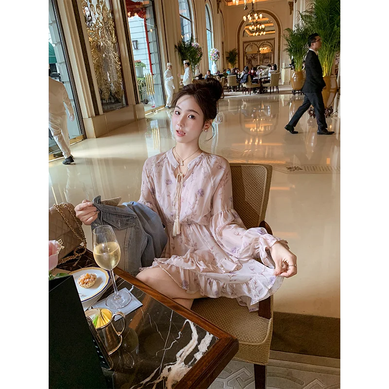 フリル付きの花柄シフォンワンピース【流れるフリンジ・リボン付き】