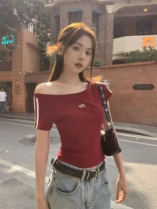 赤いストライプの斜めネックオフショルダー半袖Tシャツ【刺繍デザイン・女性用・スリムフィット】