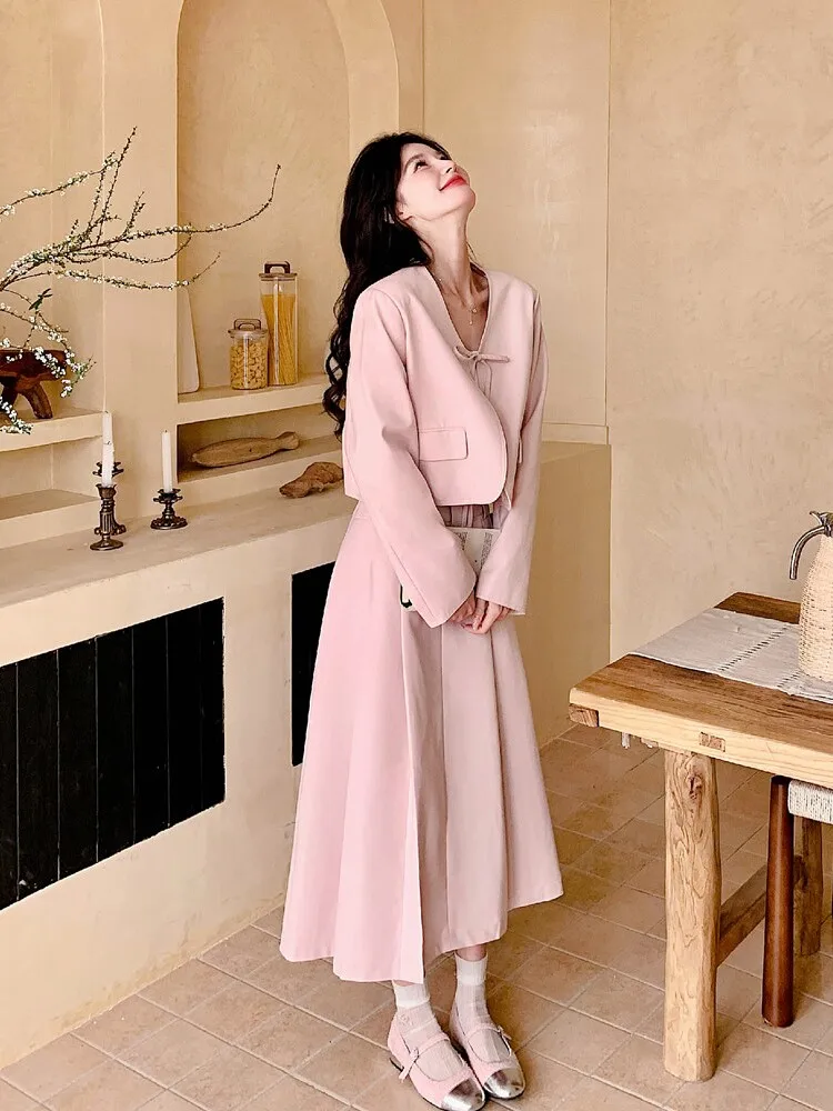40代女性にぴったりの服は、清純感と優しさを兼ね備えたピンク色スーツから始める？