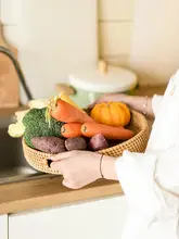 ハンドメイド ベトナム製 ラタン製フルーツトレイ【円形・持ち手付き】