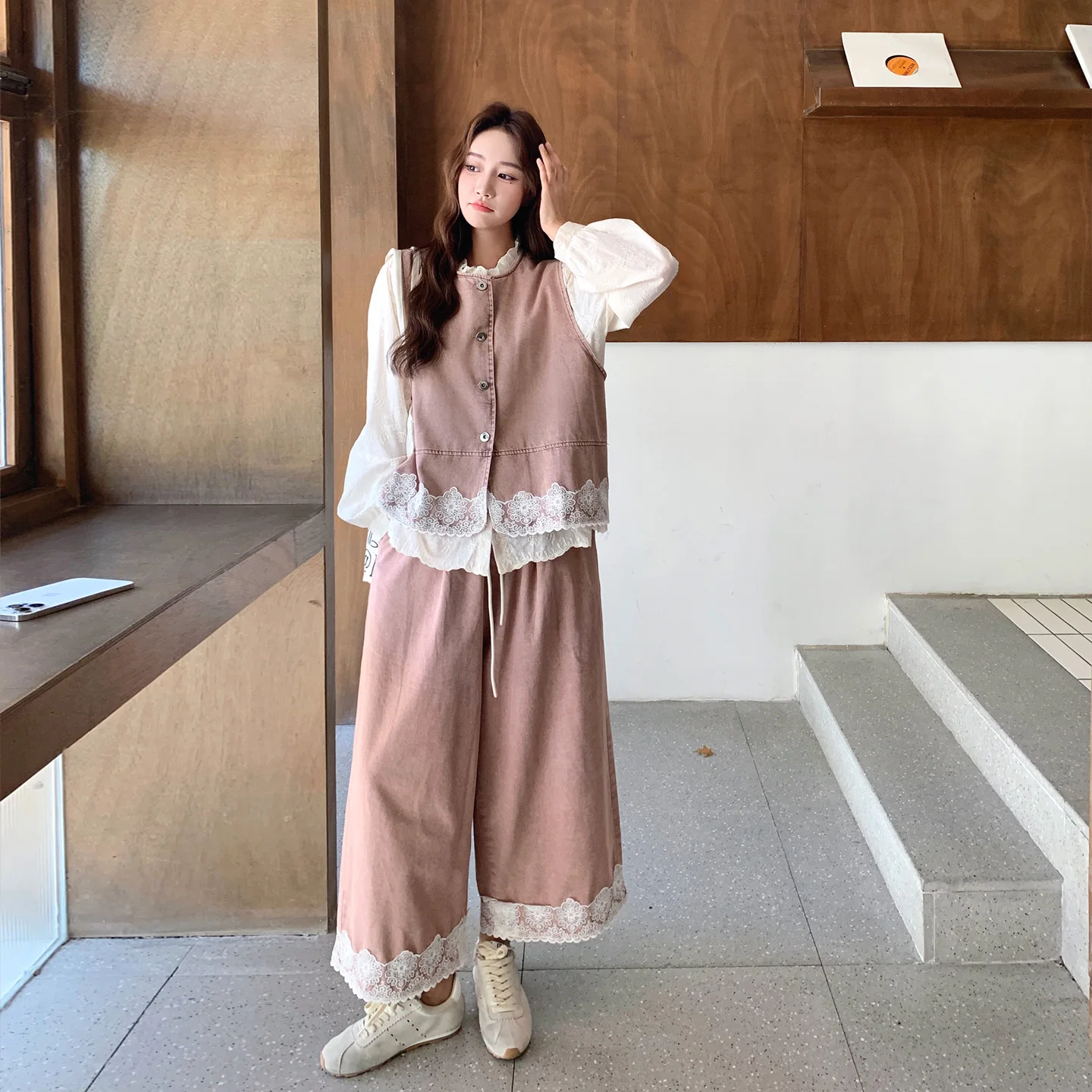 20代後半の女性が今、選ぶべき「通勤風のピンクレースベスト」は？