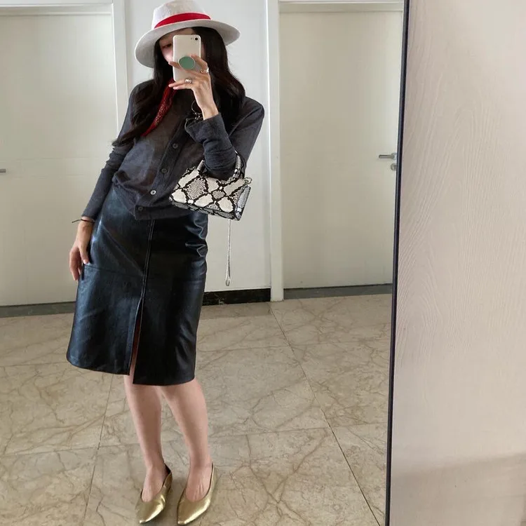 30代女性の通勤スタイルにぴったり？エレガントなレトロ風黒レザースカートの選び方とは