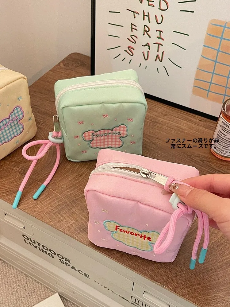 可愛いミニ旅行用化粧ポーチ：リュックに収まる小サイズで持ち運びがしやすい