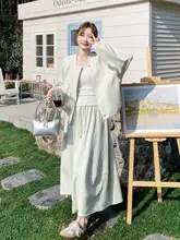 シンプルでスタイリッシュな野球ジャケットとハイウエストスカートの春用コーディネート（セットアップ対応）