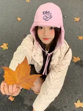 愛らしい笑顔の刺繍入り韓国風耳当て付きレーフェン帽