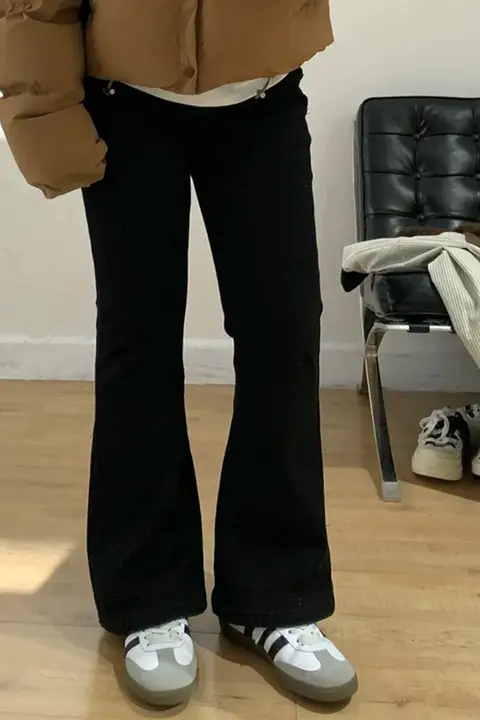 黒のストレッチ微フレアパンツ【ハイウエスト・スリムフィット・デニム】