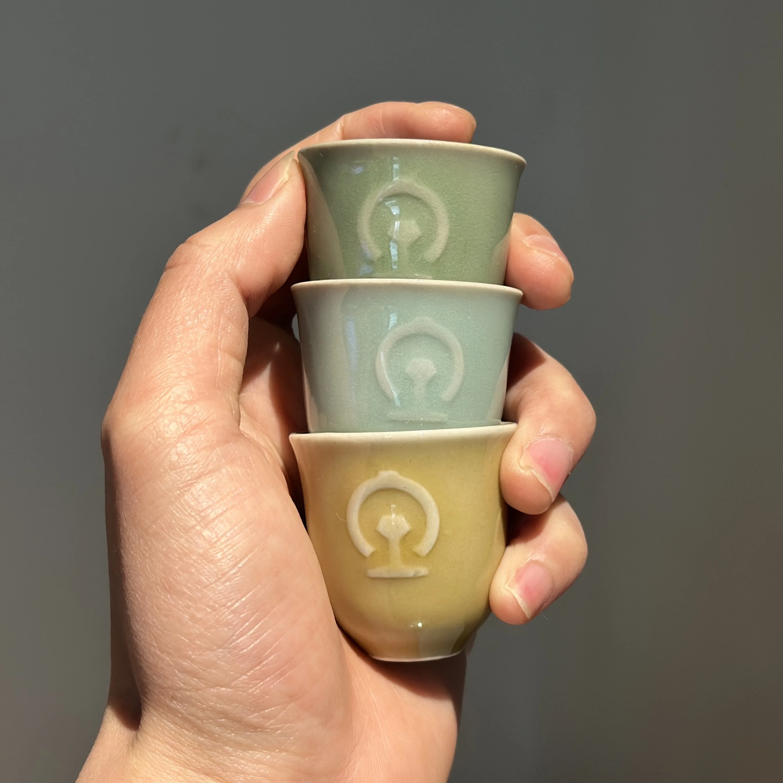 龍泉青瓷黄釉茶杯：中国铁道主题明刻设计的复古瓷质体验