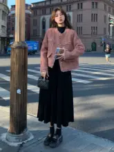 秋のスタイリッシュな女性用コートと黒いドレス【小香風・二点セットアップ対応】