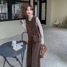 春季の高級感ある女性用ベスト重ね着トップスとワイドパンツのコーディネート（セットアップ対応）
